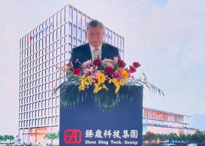 〝心懷數位，擁抱科技〞臻鼎科技老董沈慶芳對年輕學子傳授「職涯不敗秘笈」。圖片