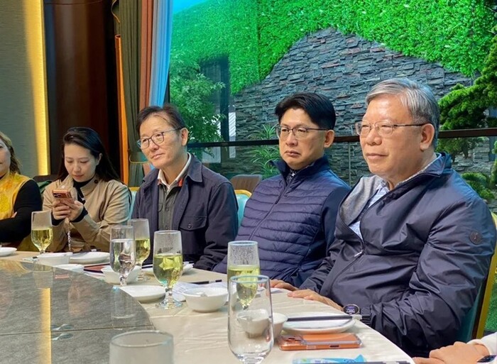 身為印刷電路板龍頭大廠的老董沈慶芳不辭路遙， 趕來與昔日學弟妹餐敘及座談分享。 ( 圖/社資處提供)圖片