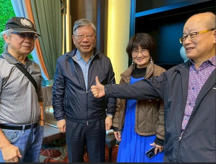 臻鼎科技董事長沈慶芳（左2）與文大傑出校友同儕 敘舊話從前。(圖/陳福壽提供)圖片
