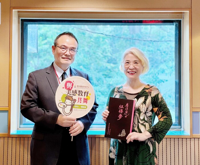 節目中訪問同為文大傑出校友的國立故宮博物院蕭宗煌院長。圖／陳碧涵提供圖片