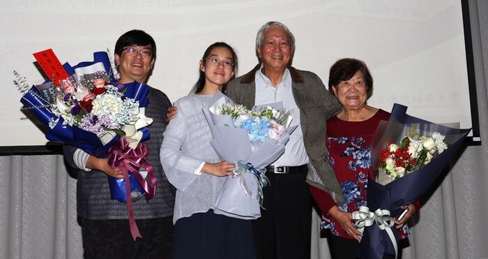吳夏雄（左三）感謝家人在背後默默支持。每當吳夏雄外出攀登時， 妻子鄭毓真（左四）天天在家拜佛直到平安歸來。圖片