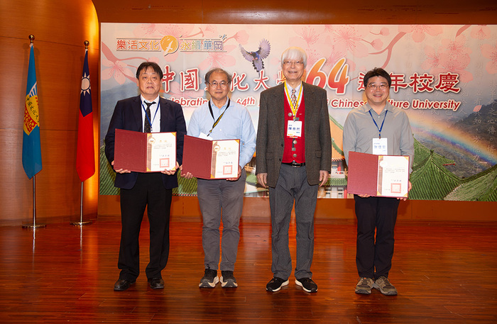 文大64周年校慶表揚研究計畫案之總金額達3百萬以上者，化材系王子奇教授(左一)、氣質系劉清煌副教授(左二)、森保系謝佳宏教授(右一)，由董事長陳泰然(右二)親自頒獎。圖片