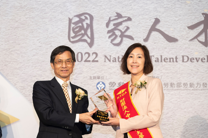文大推廣教育部於2 0 2 2 年 榮獲勞動部國家人才發展 獎機關（ 構）團體獎， 展現 其在人才培育與教育推廣 上的卓越成果。( 圖／ 推廣 教育部提供 )圖片