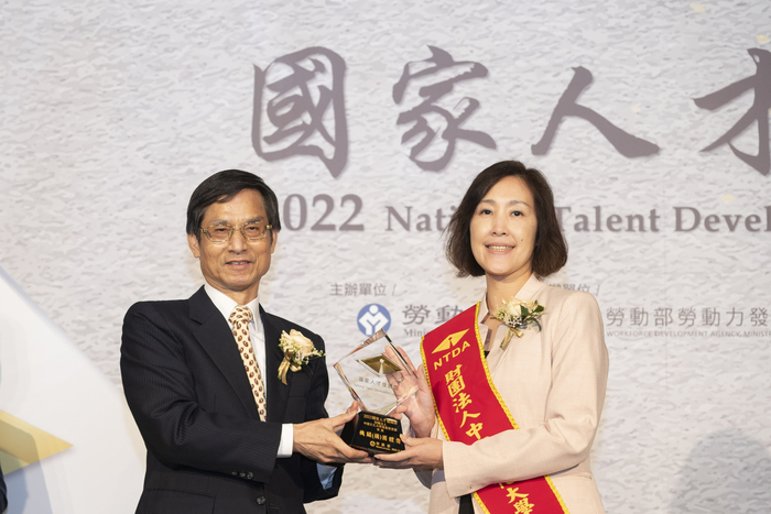 中國文化大學推廣教育部於2022年榮獲勞動部國家人才發展獎機關（構）團體獎，展現其在人才培育與教育推廣上的卓越成果。( 文大推廣教育部提供 )圖片