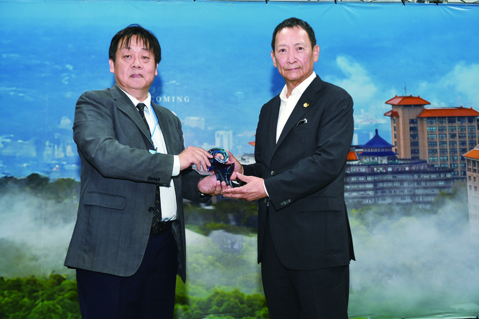 傑出校友金鷹集團董事長王恆(右)， 由王子奇校長(左)親自頒授證書與獎座。圖片