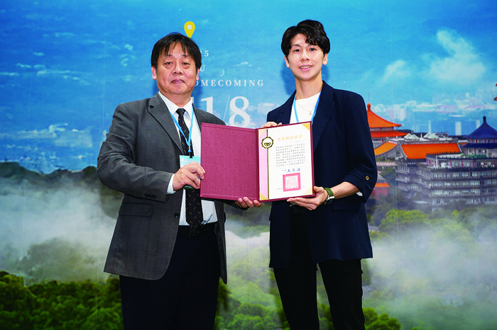 傑出校友奧運拳擊冠軍林郁婷(右)， 由王子奇校長(左)親自頒授證書與獎座。圖片