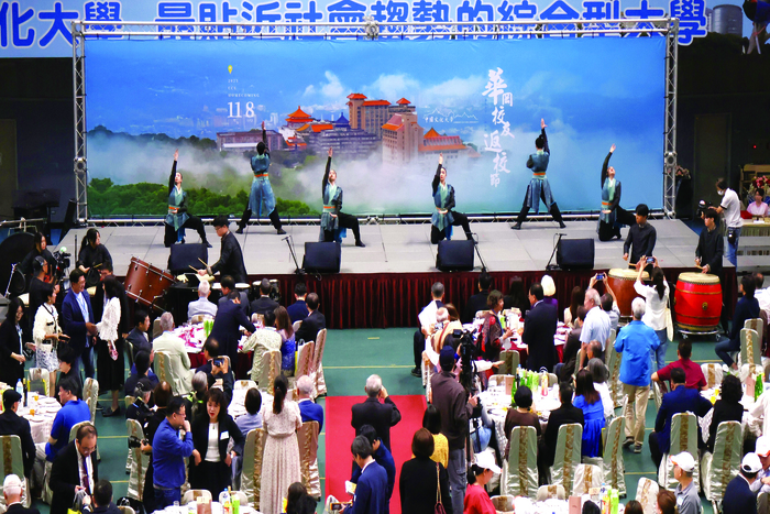 2025華岡校友返校節席開108桌，1千多位華岡人返校團聚。(圖劉維新)圖片