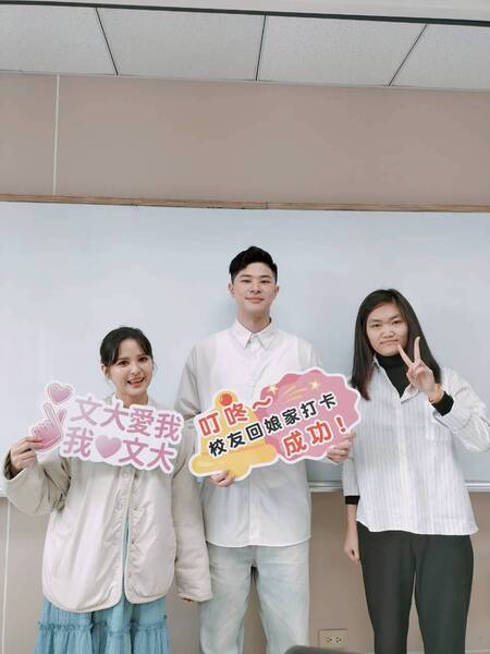 校園裡的幸福瞬間圖片