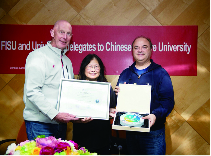 推動健康校園不遺餘力的文大副校長王淑音 （中）表示，這項榮譽是對文大校內同仁長 期努力的肯定。圖片