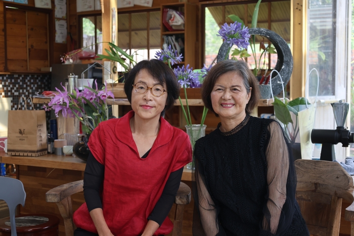 南投校友會戴明玉榮譽會長(右)，以及現任胡淑慧會長(左)積極維繫南投文大校友情感與活動。 圖／王韻實圖片