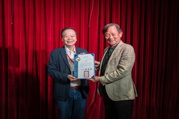 文大校友總會理事長黃良華（左）頒發當選證書，祝賀廖志忠（右）當選雲林校友會新任會長。圖／莊雅吉圖片