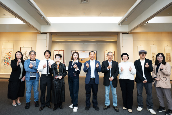 本校「溥心畬全球教學研究中心」由名譽博士謝玲玲學姐(左五)、溥心畬入室弟子陳明湘教授(左四)、前 故宮博物院林柏亭副院長(右四)、劉芳如處長(右三)等共同打造頂尖專家團隊。