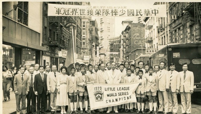 詹秀穎1979年於紐約任職領事時，接待中華少棒隊榮獲世界冠軍到紐約中國城遊行的畫面。(圖／詹秀穎提供)圖片
