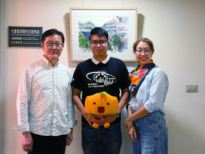 李承倚(右)回母校開心和社資處長林柏杉(中)及組長王禎綺(左)合影。圖片