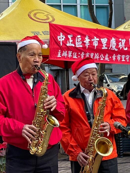 林享能（左）也期待，能在93歲時舉辦一場由長 者組成的音樂會， 帶給有相同興趣的愛好者一 個共同努力的目標。(圖／玩風樂團提供)圖片