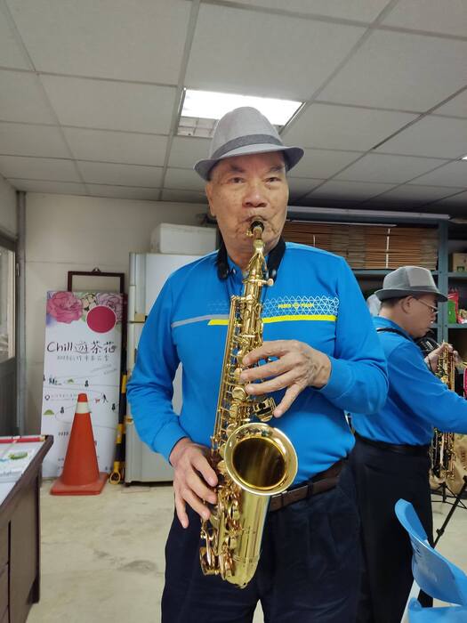 林享能也實踐了「活到老，學到老」。即便已91 歲高齡，依然沒有停下腳步，疫情期間他學薩克 斯風、考取街頭藝人證照。(圖／玩風樂團提供)圖片