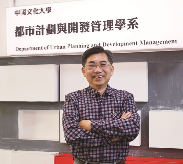 楊正成事業有成也不忘回饋母系，近年來陸續 捐贈都市計劃與開發管理學系獎學金。