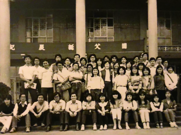 楊正成（後排左七）畢業時和同學在文化大成館留影。（圖／楊正成提供）圖片