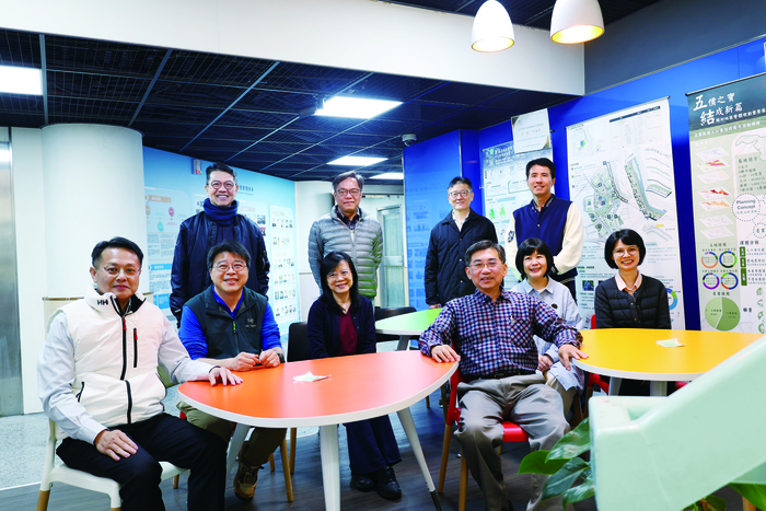 文大就讀的是市政學系（都市計劃與開發管理學系前身），距離畢業已經過去40年， 圖為楊正成和都計系師長合影。圖片