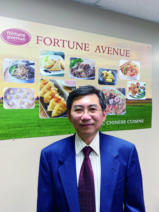大學畢業後楊正成赴美國創業，從手工包水餃做起，如 今在北美冷凍食品市場打下一片天。(圖／楊正成提供)圖片