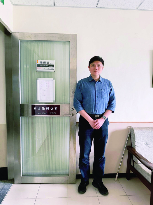 文大化材系主任陳輝龍教授分別以電腦模擬探 討新型半導體材料設計及二氧化碳電還原反應 之永續研究，相關成果已刊登於國際頂尖期刊 《JACS》與《Nature Communications》 （圖/姜承軒提供）圖片