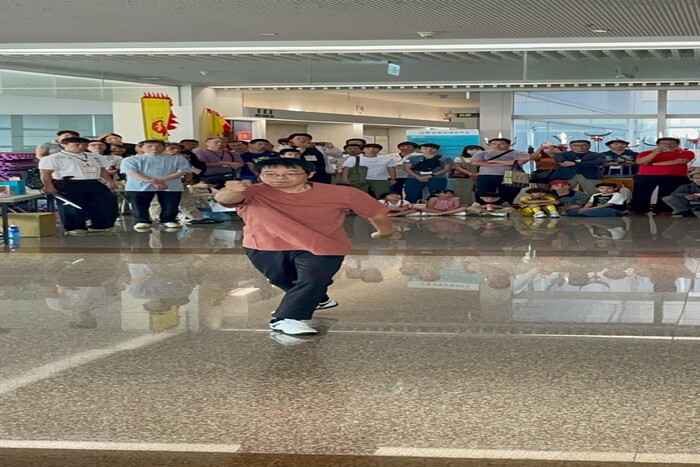技擊國術系舉辦校友返校，莊嘉仁老師親自下場演練武術。圖片