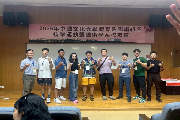 技擊國術系校友返校，各屆別校友紛紛上台合影，並且比出自己屆別。圖片