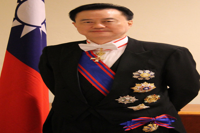 教宗本篤十六世頒贈王豫元大使–「庇護九世騎 士大十字勳章」。圖／王豫元提供圖片