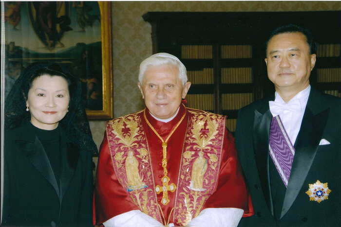 王豫元夫婦與教宗本篤十六世。圖／王豫元提供圖片