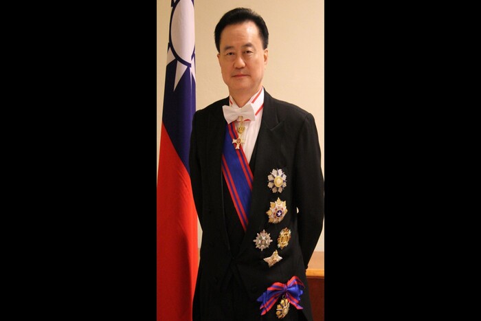 教宗本篤十六世頒贈王豫元大使–「庇護九世騎 士大十字勳章」。圖／王豫元提供圖片