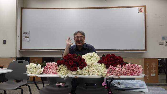 文大通識中心主任鄒忠毅期中考試都會送課堂學生一朵玫瑰花，鼓勵學生。圖片