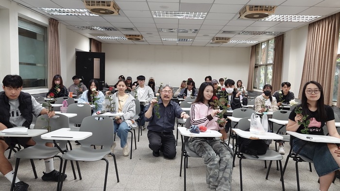 文大通識中心主任鄒忠毅期中考試都會送課堂學生一朵玫瑰花，鼓勵學生。(通識中心提供1)圖片