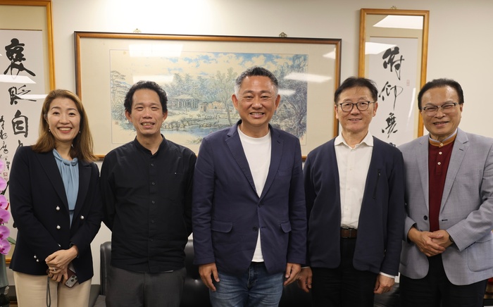 楊鎭浯(中)開心和前往北農討論共識營細節的文 大師長校友們合影。圖片