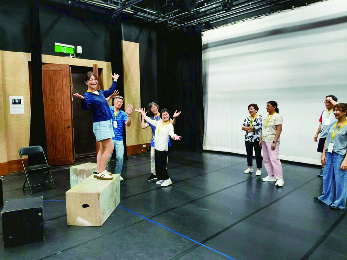 樂齡學員們在「戲劇系列：遊戲人生：表演藝術啟發」課程中，結合戲劇做呈現，分享各自獨特的生命故事。 ( 圖/藝術學院提供)圖片