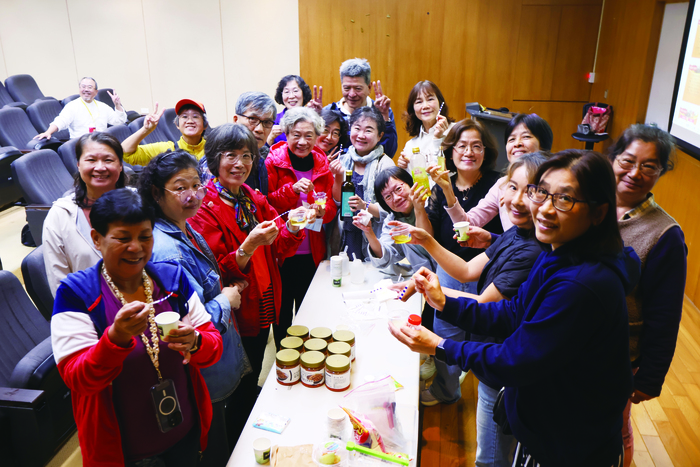同學對油脂老化進行檢測。(圖/劉維新)圖片