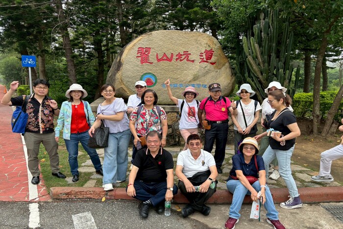 共識營會議前，校友先參訪金門當地景點。圖／社資處圖片