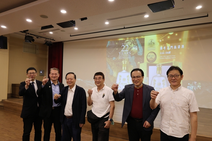 文大金門共識營參訪金門酒廠，金門酒廠招待華岡人品嚐金門高梁。左起：金門酒廠王中聖總經理、吳昆璋董事長、校友總會黃良華理事長、何和明副理事長、羅吉旺秘書長、社資處林柏杉社資長。圖／莊雅吉圖片