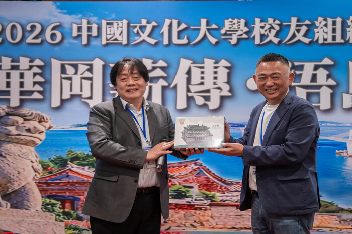 金門校友分會會長楊鎮浯(右)對這次共識營活動貢獻不少心力，王子奇校長(左)致贈大成館縮版立體拼圖感謝。圖／莊雅吉圖片