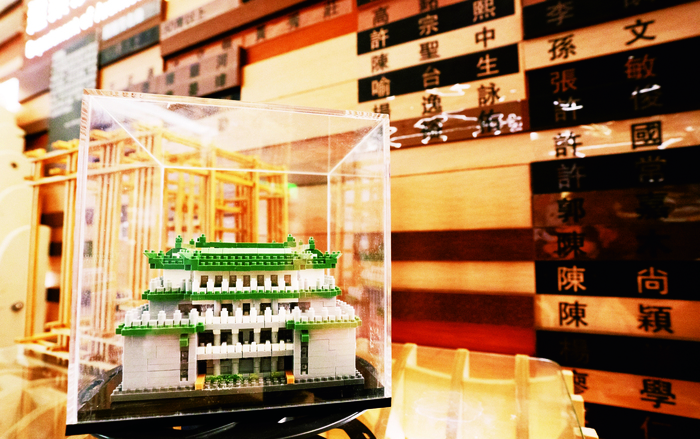 透過積木重現校園最具代表性的大成館建築樣貌。圖片