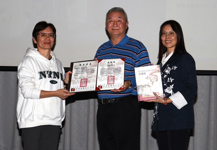 馮同瑜(中)獲得臺灣百年體育人物殊榮，在台上 接受頒獎。圖片