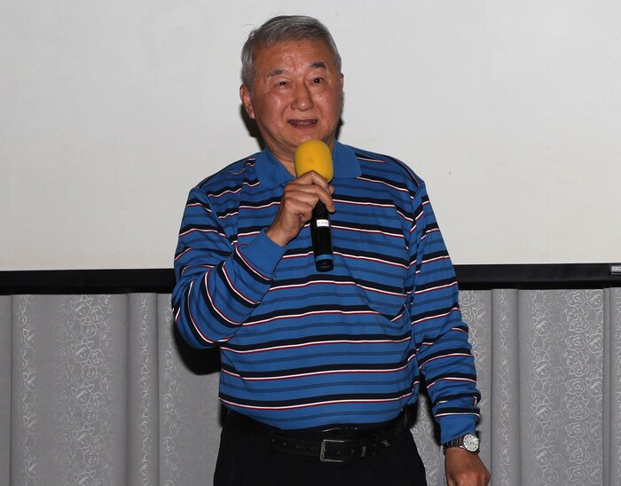 馮同瑜獲得百年體育人物殊榮，上台致詞幽默的談論 自己的籃球人生。圖片