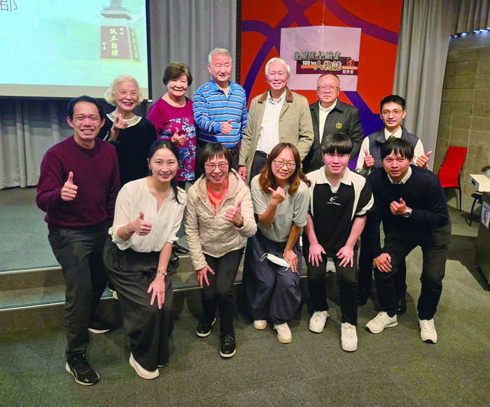 百年體育人物誌頒獎典禮上陳嘉遠老師(後排右2)和所有華岡人合影。圖片