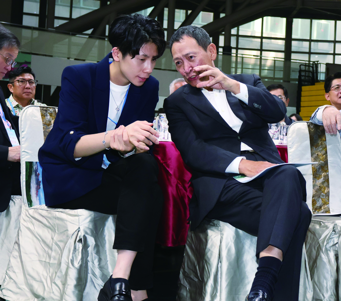 114 年度文大傑出校友金鷹集團董事長王恆(右)及 奧運拳擊金牌林郁婷(左)於校友返校節 回母校領取證書與獎座。圖片