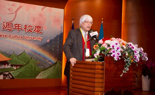 文大64周年校慶，文大校長王子奇(左)頒贈日本創價大學秋谷芳英理事長(右)最高榮譽獎。