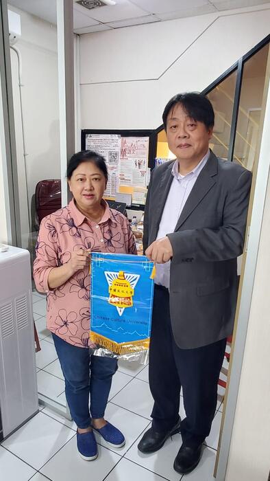 文大校長王子奇印尼行也拜會當地的補習教育學 校，雅加達臺灣教育中心總經理李淑惠。圖片