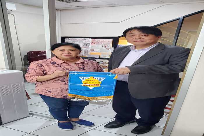 文大校長王子奇(右)印尼行也拜會當地的補習教育學校，左為雅加達台灣教育中心總經理李淑惠。圖片
