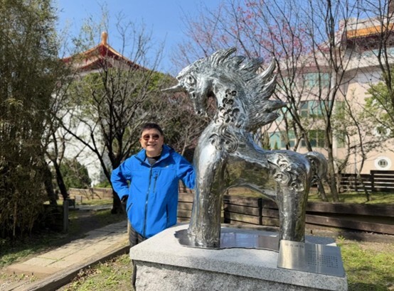何和明於文大校慶6 4 周年捐贈母校「獨角獸神 駒」不鏽鋼雕塑。(圖／何和明提供)