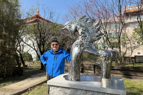 何和明於文大校慶6 4 周年捐贈母校「獨角獸神 駒」不鏽鋼雕塑。(圖／何和明提供)