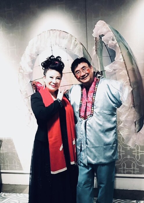 何和明夫人張琍（左）也是文大舞蹈系校友，圖為 兩人在公益活動中粉墨登場。(圖／何和明提供)圖片