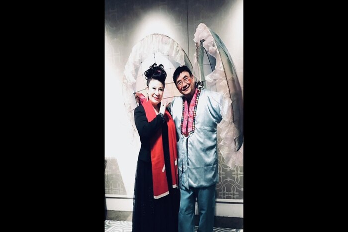 何和明夫人張琍(左)也是文大舞蹈系校友，圖為兩人在公益活動中粉墨登場（何明和提供）圖片